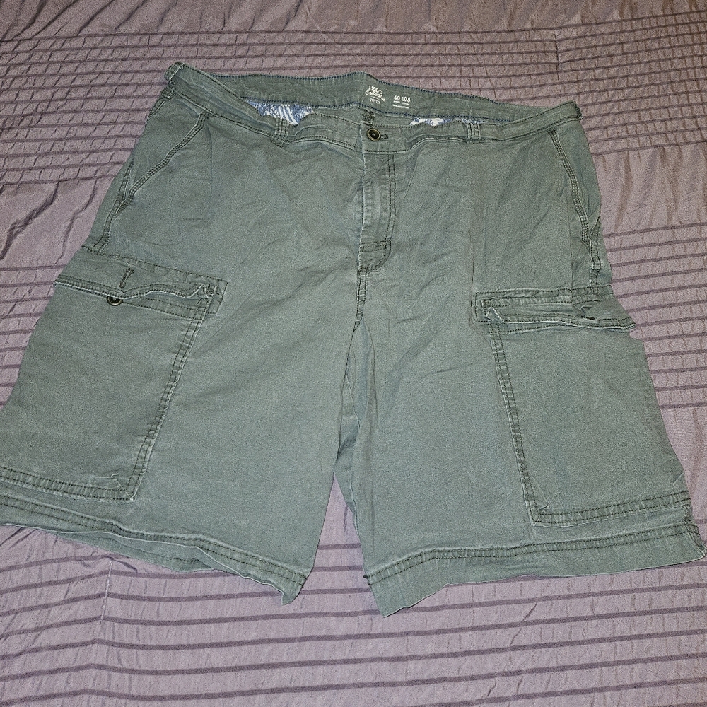 IZOD saltwater stretch mens shorts green khaki cargo style shorts